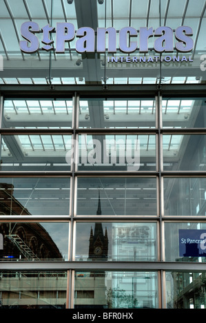 Zeichen der St. Pancras International Station Stockfoto