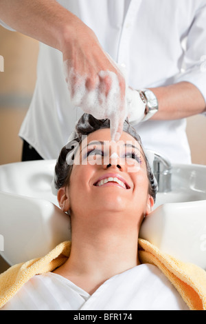 Porträt der jungen Frau im Friseursalon Spiel mit Seife Stockfoto