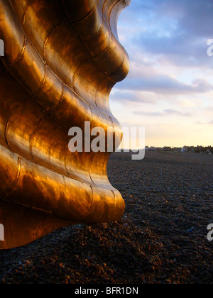 Blick von der Jakobsmuschel, eine Skulptur auf Aldeburgh vor den Kiesstrand an der Küste von Suffolk eingestellt Stockfoto