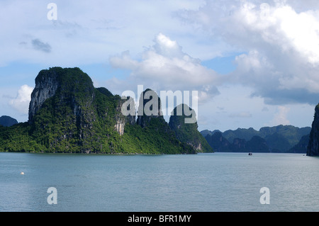 Blick über Ha Long Bay zeigt einige der vielen Inseln, die liegen in der Bucht Stockfoto