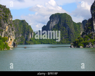 Blick über Ha Long Bay zeigt einige der vielen Inseln, die liegen in der Bucht Stockfoto