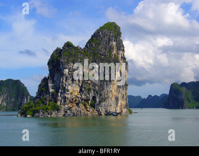 Blick über Ha Long Bay zeigt einige der vielen Inseln, die liegen in der Bucht Stockfoto