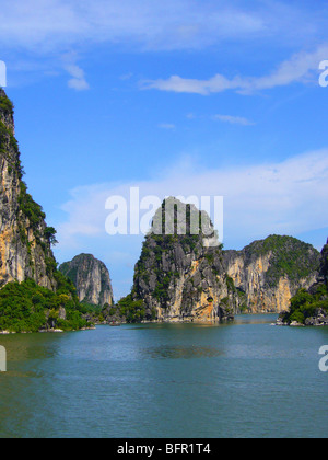 Blick über Ha Long Bay zeigt einige der vielen Inseln, die liegen in der Bucht Stockfoto