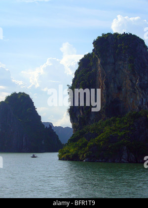 Blick über Ha Long Bay zeigt einige der vielen Inseln, die liegen in der Bucht Stockfoto