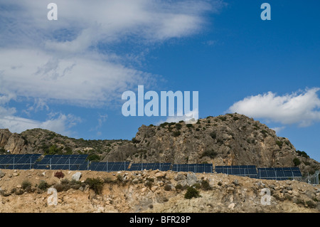 dh IERAPETRA KRETA Solarzellen Array Strom für Tomaten verwendet Wachsende Photovoltaik-Paneele Zelle griechenland europa Stockfoto