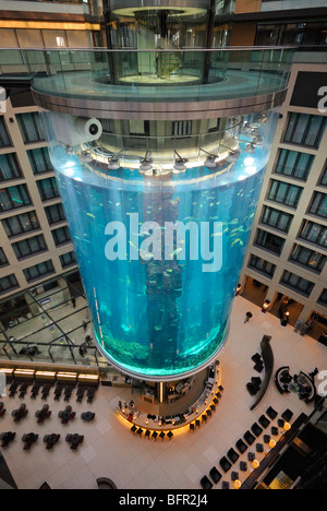 Lobby des Radisson SAS Hotels. DomAquaree, Aquadom. Sealife. Unter Den Linden. Berlin-Mitte. Berlin. Stockfoto