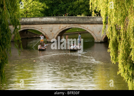 Bootfahren auf dem Fluss Cam in Cambridge an einem lauen Sommerabend mit Clare Bridge im Hintergrund. Stockfoto