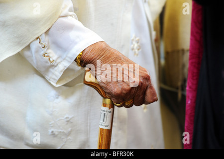 Ältere Frau Hand mit Gehstock Stockfoto