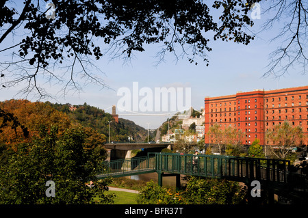 Bristol-Hängebrücke und Tabak Fabrik/Lagerhaus im Herbst genommen Stockfoto