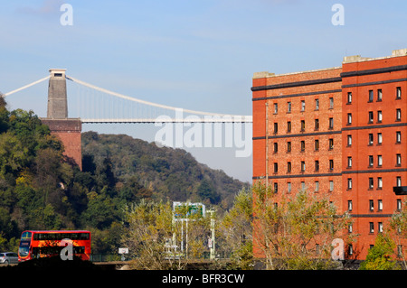 Bristol-Hängebrücke und Tabak Fabrik/Lager mit Blick auf die Avon-Schlucht Stockfoto
