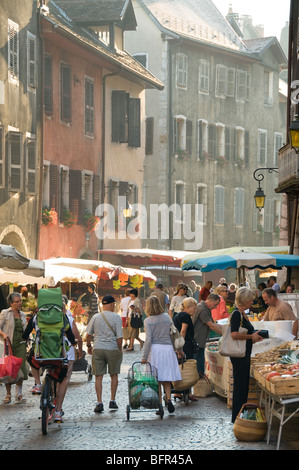 Shopper am frühen Morgenmarkt in Annecy, Haute Savoie Rhone Alpes, Frankreich Stockfoto