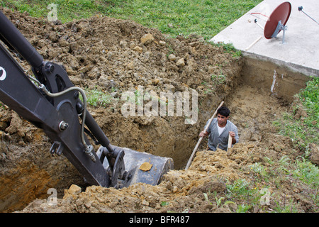 Geothermische Heizung Graben Ausschachtung für Polyethylen Tübbing Schleifen für ein Privathaus in Le Marche, Italien Stockfoto