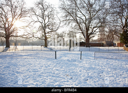 Schnee bedeckte Tennisplätze in London Fields Stockfoto