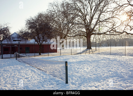 Schnee bedeckte Tennisplätze in London Fields Stockfoto