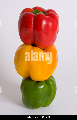 Grüne, gelbe und rote Paprika bilden einen Turm. Stockfoto