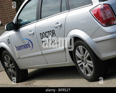 Arzt auf Anruf Antwort Transport Auto namens ausserhalb der Öffnungszeiten aufgrund eines Notfalls Stockfoto