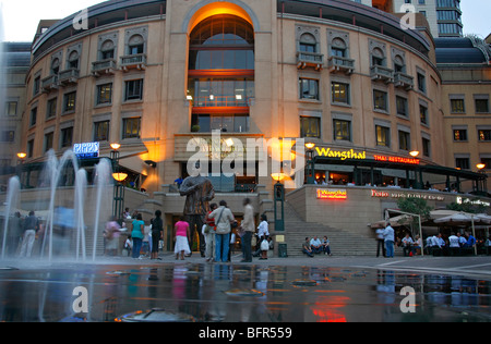 Die Statue von Nelson Mandela in Mandela Square in Sandton in der Abenddämmerung Stockfoto