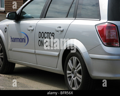 Arzt auf Anruf Antwort Transport Auto namens ausserhalb der Öffnungszeiten aufgrund eines Notfalls Stockfoto