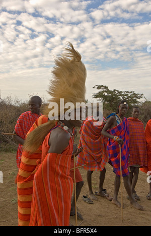 Kopfschmuck aus aus Löwenmähne getragen von Massai-Krieger Stockfoto