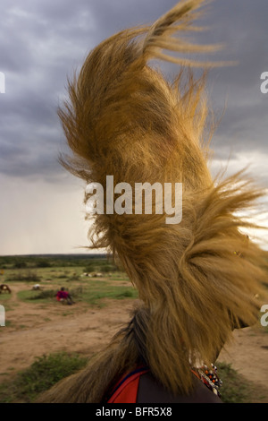 Kopfschmuck aus aus Löwenmähne getragen von Massai-Krieger Stockfoto