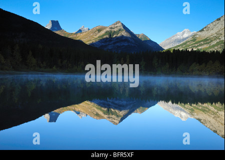 Berg-Reflexionen in Keil Teich, Kananaskis Country, Alberta, Kanada Stockfoto