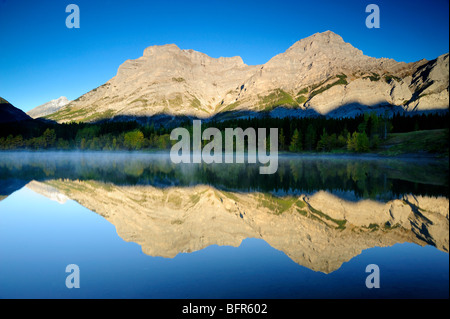 Berg-Reflexionen in Keil Teich, Kananaskis Country, Alberta, Kanada Stockfoto