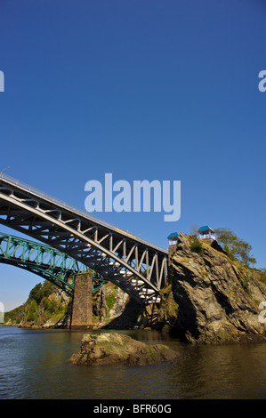 Stahl-Bogenbrücke über Rückwärtsfahren fällt auf den St. John River in Saint John New Brunswick-Rock rechts war einmal Teil von Afrika Stockfoto