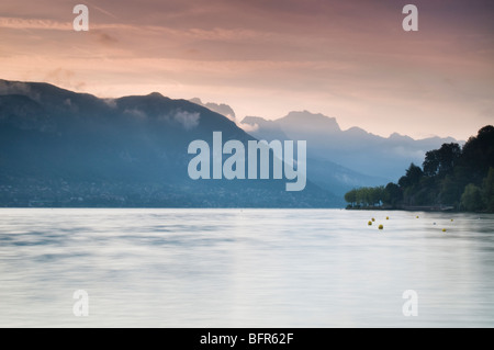 Friedlichen Morgen am See von Annecy, Annecy, Haute Savoie, Frankreich Stockfoto