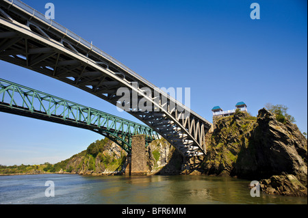 Stahl-Bogenbrücke über Rückwärtsfahren fällt auf den St. John River in Saint John New Brunswick-Rock rechts war einmal Teil von Afrika Stockfoto