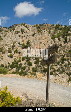 dh Metaxochori Bereich IERAPETRA Griechenland CRETE Griechisch Wegweiser auf kretischen Berg Strecke Straße Zeichen Post Straßenschilder Stockfoto