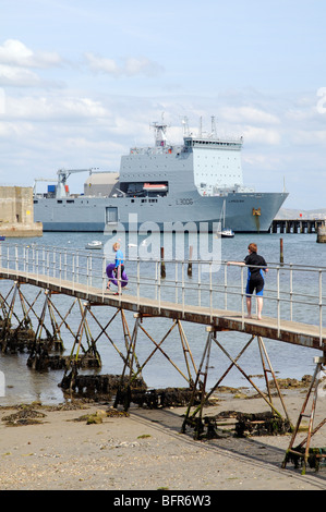 RFA Largs Bay ein Royal Fleet Auxiliary Schiff neben Portland Harbour Dorset England UK Stockfoto