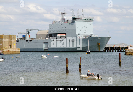 RFA Largs Bay ein Royal Fleet Auxiliary Schiff neben Portland Harbour Dorset England UK Stockfoto