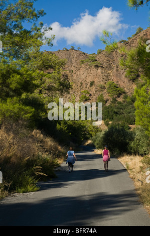 dh Mythi Bereich IERAPETRA Griechenland Kreta Tourist Frauen gehen Tal Bergstraße Stockfoto