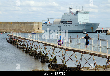 RFA Largs Bay ein Royal Fleet Auxiliary Schiff neben Portland Harbour Dorset England UK Stockfoto