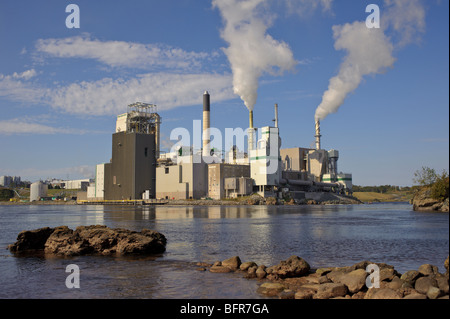 Irving Zellstoff- und Papierfabrik mit Rückwärtsfahren fällt durch fließende am Saint John River, St. John River, New brunswick Stockfoto