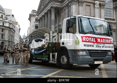 Soldaten der Royal Marines Reserve (City of London), marschieren vorbei an das Herrenhaus während der Lord Bürgermeister Show 2009 Stockfoto