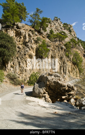 dh Metaxochori Bereich IERAPETRA Griechenland Kreta Tourist Frauen Backpacker kretischen Berg Strecke hinunter Stockfoto