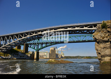 Stahl-Bogenbrücke über Rückwärtsfahren fällt auf den St. John River in Saint John New Brunswick-Rock rechts war einmal Teil von Afrika Stockfoto