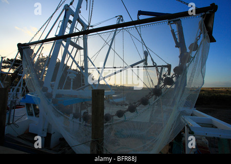 Fischernetze hängen von einem Boot am Brancaster Staithe an der North Norfolk-Küste. Stockfoto