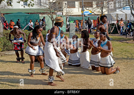 Xhosa-Tänzer beim National Arts Festival Stockfoto