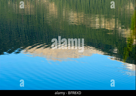 Abend-Reflexionen in Emerald Lake, Yoho-Nationalpark, BC Britisch-Kolumbien, Kanada Stockfoto