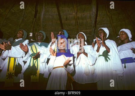 Der Chor der Heilung Kirche Botsuana klatschte und singen Stockfoto