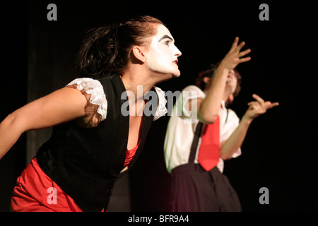 Cara Markewicz und Sean De Klerk handeln in 'Michael Died' während der 2006 National Arts Festival in Grahamstown. Stockfoto