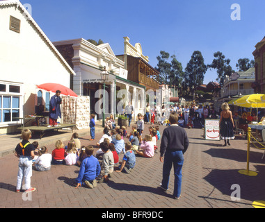 Kinder beobachten einen Zauberer zeigen bei Gold reef city Stockfoto