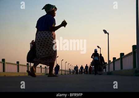 Frau, gekleidet in einen Sarong zu Fuß in einer Straße Stockfoto