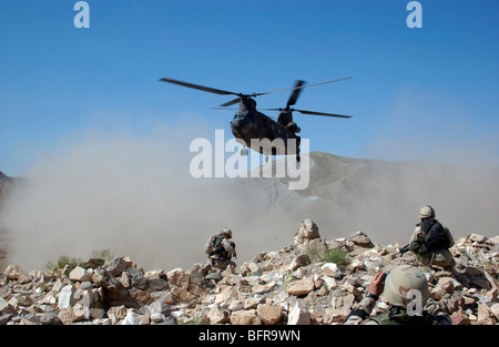 Wolken von Staub aufgewirbelt durch den Rotor Waschgang ein CH-47 Chinook-Hubschrauber in Afghanistan. Stockfoto