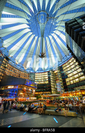 Atrium und Interieur des Sony Centers. Restaurants und Cafés unter dem Zeltdach in einer Sommernacht. Potsdamer Platz. Berlin. Stockfoto