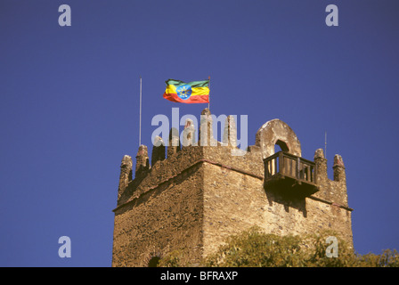 Die äthiopische Flagge fliegt von der Spitze des Fasilidass Burg im Fasil Ghebbi oder königliche Gehege Stockfoto