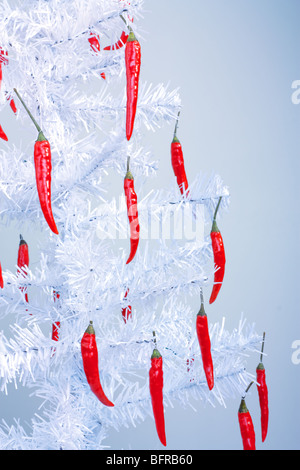 Abstrakte künstlichen weißen Weihnachtsbaum mit frischen roten Chilischoten als Dekoration Stockfoto