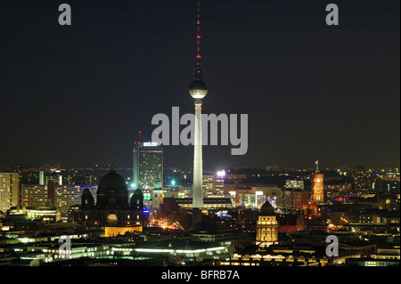 Panorama auf die nächtliche Skyline von Berlin mit Fernsehturm, TV Turm, Berliner Dom, Berlin, Deutschland. Stockfoto